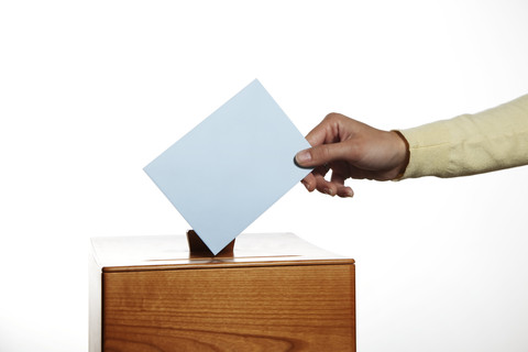 Stemmeseddel lægges i stemmeboks